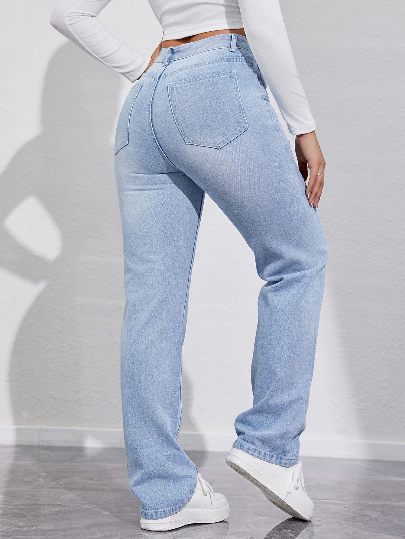 Jeans de cintura alta, ajustados y de corte recto para mujeres.