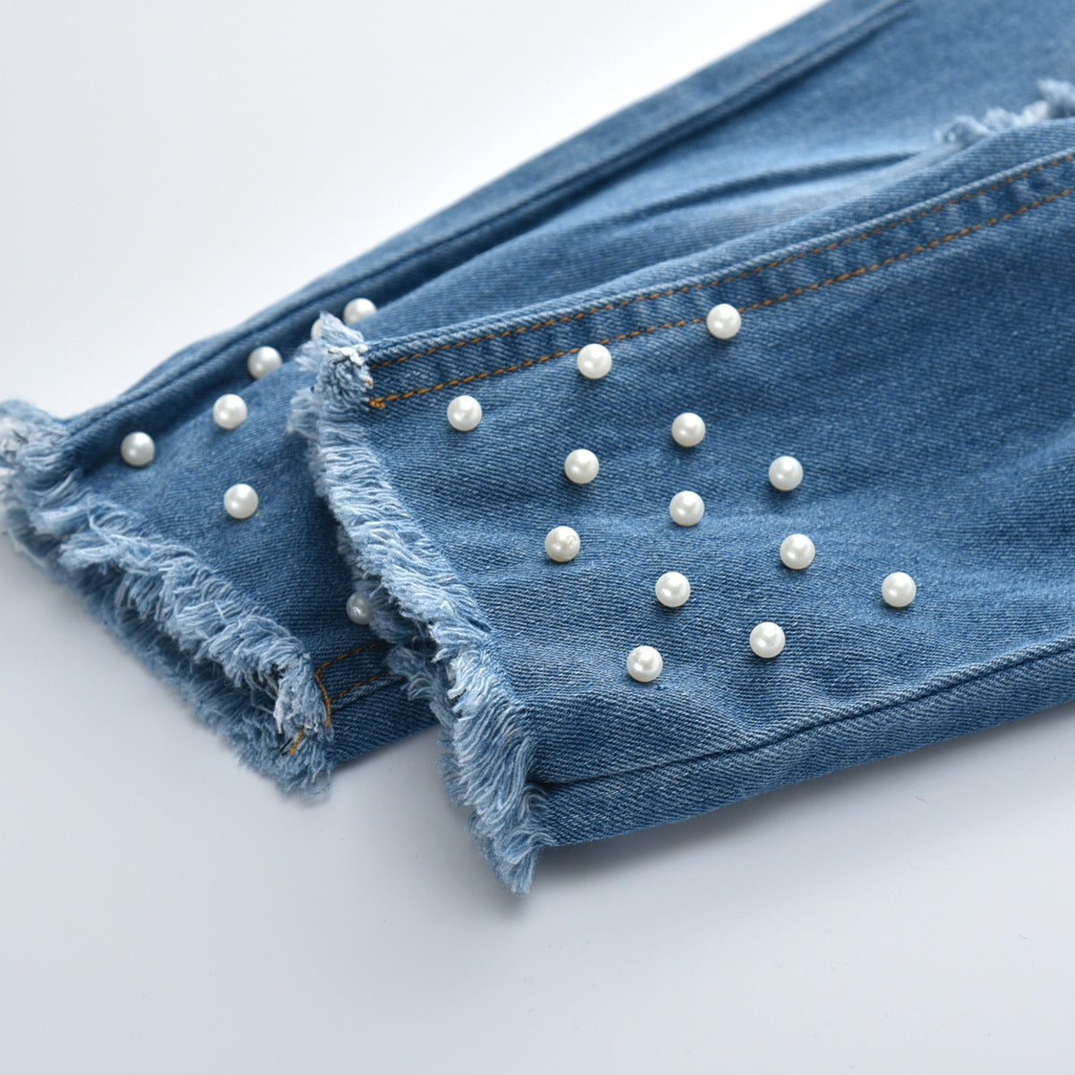 Conjunto de jeans para niñas con encaje y perlas.