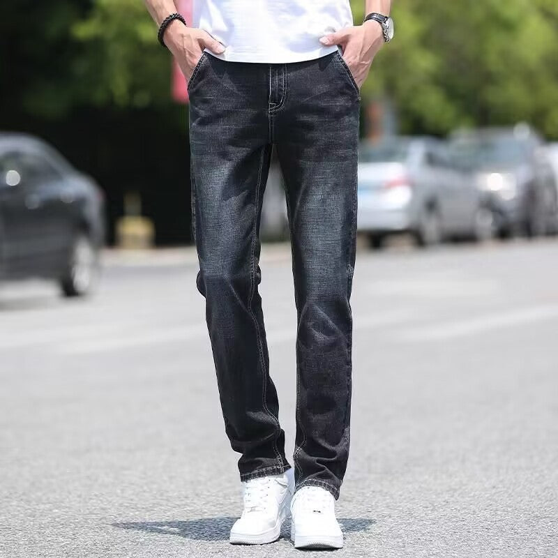 Men's jeans with a straight and loose fit. 