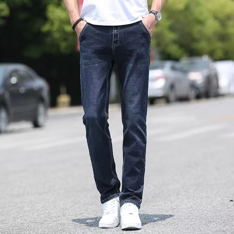 Men's jeans with a straight and loose fit. 