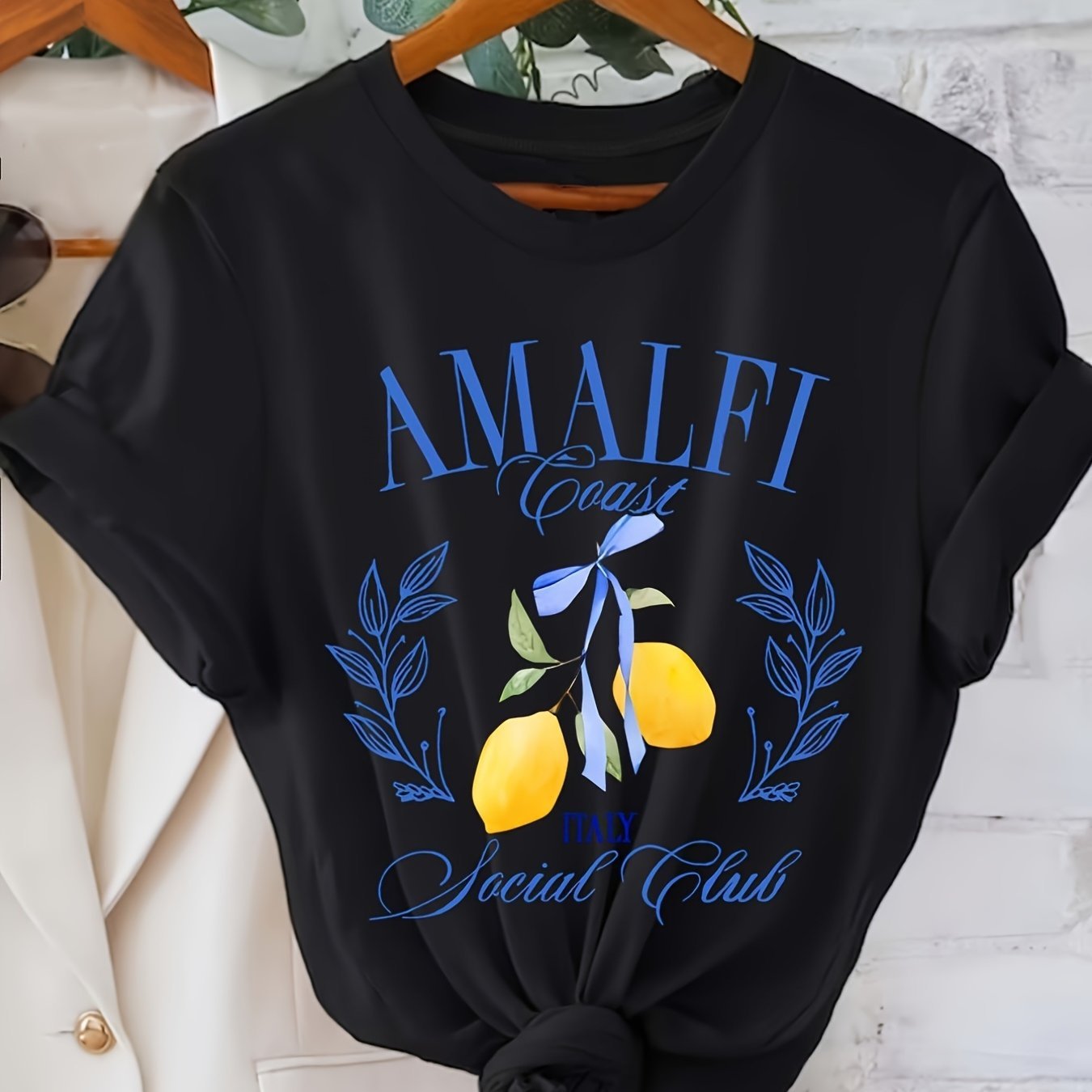 Camiseta para mujer con estampado de limones y estilo único.