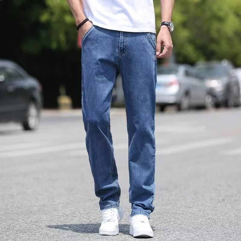 Men's jeans with a straight and loose fit. 