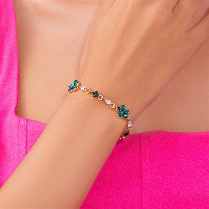 Pulsera con diseño exclusivo de pequeña flor con diamantes.