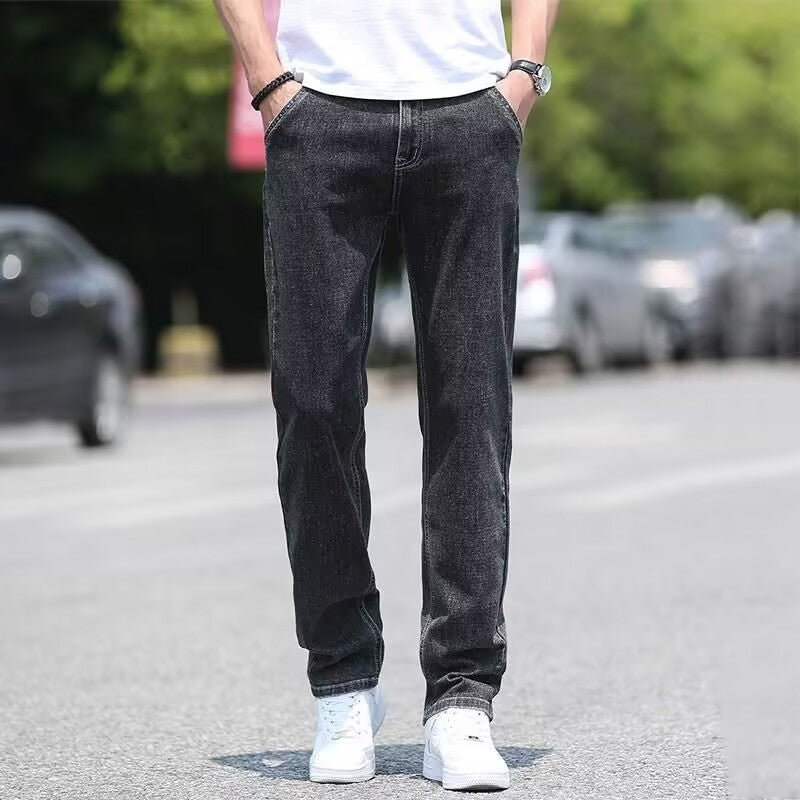 Men's jeans with a straight and loose fit. 