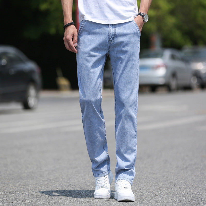 Men's jeans with a straight and loose fit. 